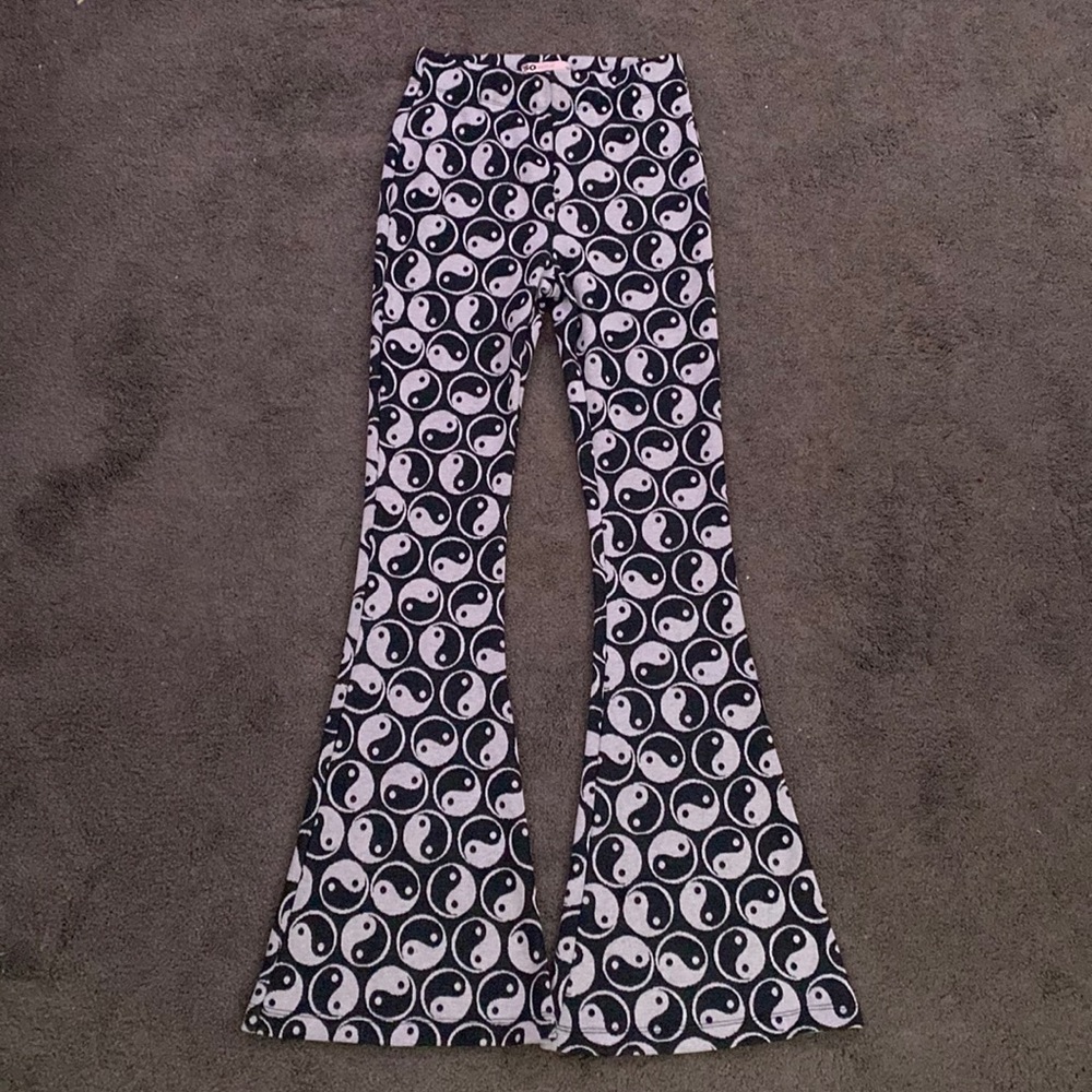 High rise- ting and yang flare pants with two back butt pockets